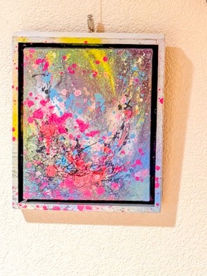 Œuvre Baro² 2 : Abstraction rose, jaune et bleue dans un cadre clair.