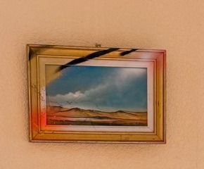 Œuvre Baro² 5 : Paysage et cadre ancien rehaussés de couleurs vives.