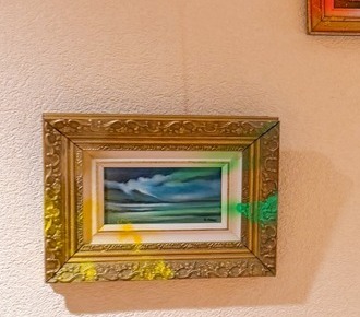 Œuvre Baro² 8 : Marine dans un cadre baroque doré traversé de couleur.